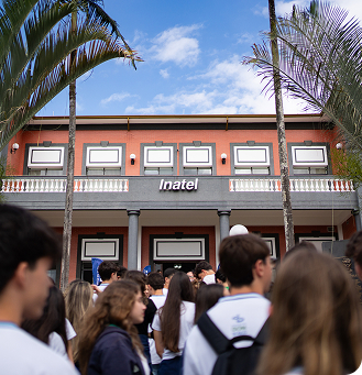 Participante em atividade de recepção e check-in
